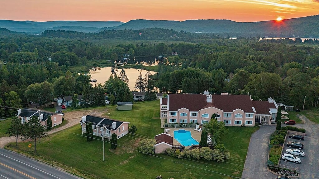 Vue aérienne d'Expérience Matha et son paysage avec un coucher de soleil