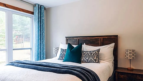 Condo avec spa ! Séjour d'une ou deux nuitées dans La Spacieuse 1318 au coeur des Laurentides ! Propriété tout équipée de 3 chambres pouvant accueillir jusqu’à 8 personnes 