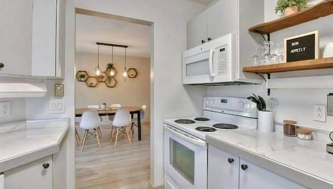 cuisine et table de salle à manger au condo Evasion du Mont Tremblant