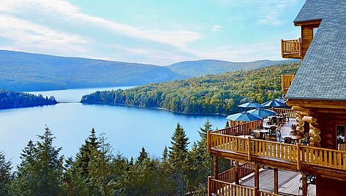 vue panoramique d'un balcon et du lac de l'hotel Sacacomie