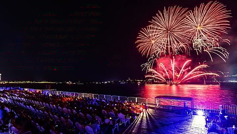 QUÉBEC - Réservez votre place dans la Zone de sièges réservés lors des Grands Feux Loto-Québec pour le soir de votre choix. Le billet inclut 2 consommations.