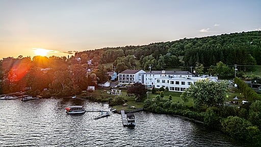 Au bord du Lac ! Nuitée en duo ou en famille en chambre supérieure avec bouteille de vin & accès au spa - Options petit-déjeuner & souper O Manoir Resto & Spectacles
