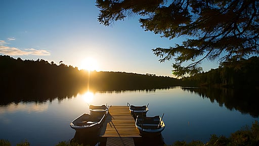 chaloupe sur le lac avec levé du soleil