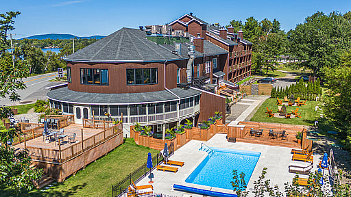 Nuitée en Chambre Deluxe ou en Suite de luxe avec accès à l’espace détente et déjeuner inclus  - Location de kayak incluse sur le Lac Brome, au bain à vapeur et au sauna! 